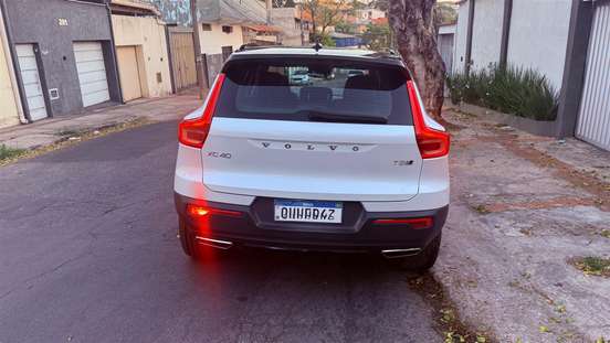 VOLVO-XC40-2019