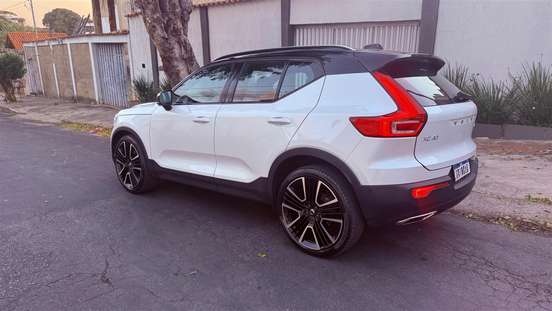 VOLVO-XC40-2019