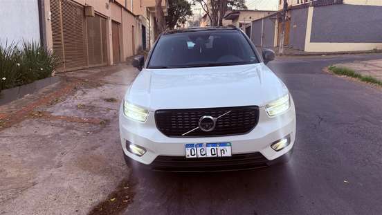 VOLVO-XC40-2019