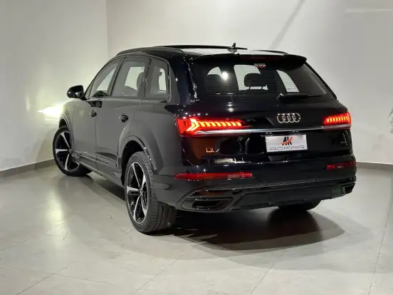 AUDI-Q7-2021
