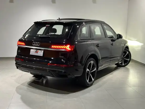 AUDI-Q7-2021