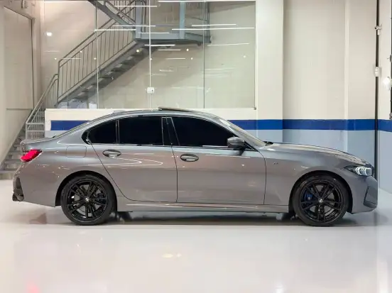 BMW-320i-2023