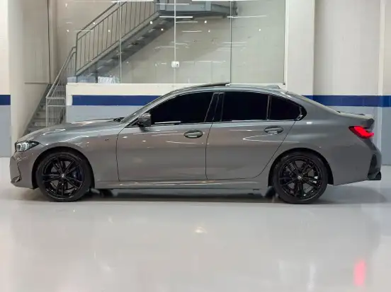 BMW-320i-2023