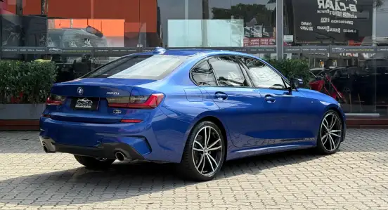 BMW-320i-2022