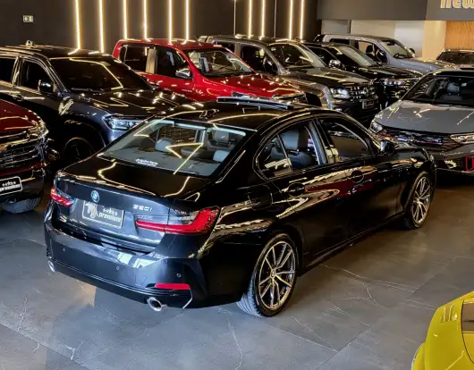BMW-320i-2023