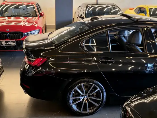 BMW-320i-2023