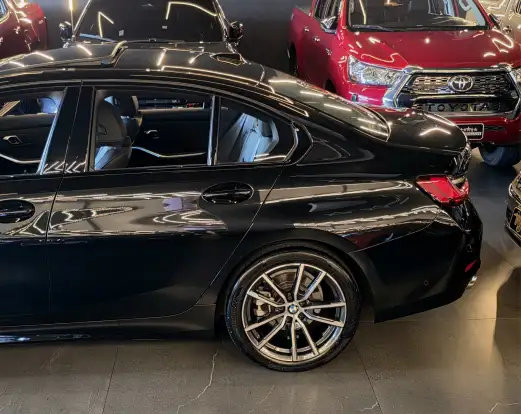 BMW-320i-2023