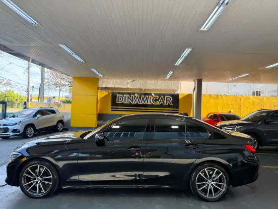 BMW-320i-2022