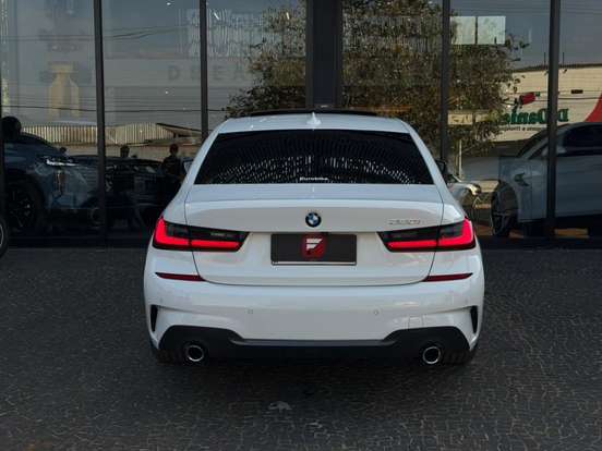 BMW-320i-2021