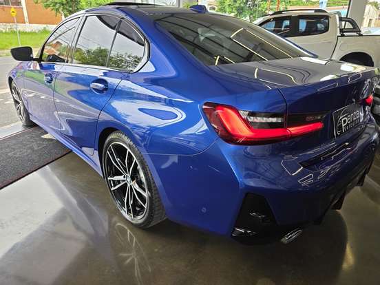 BMW-320i-2023