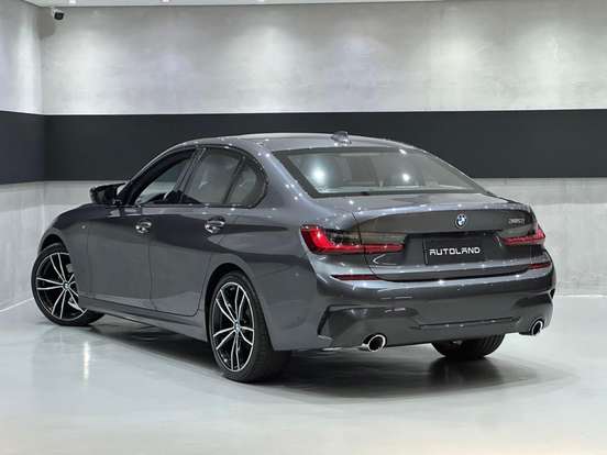 BMW-320i-2022