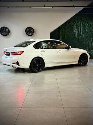 BMW-320i-2021