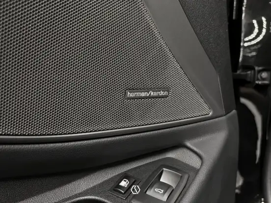 BMW-330e-2024