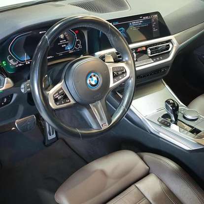 BMW-330e-2022