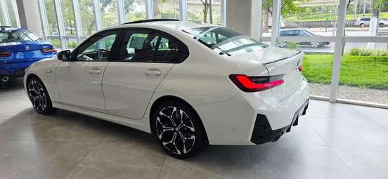 BMW-330e-2025