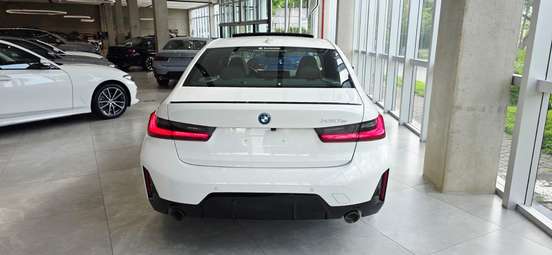 BMW-330e-2025