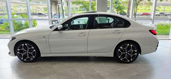BMW-330e-2025