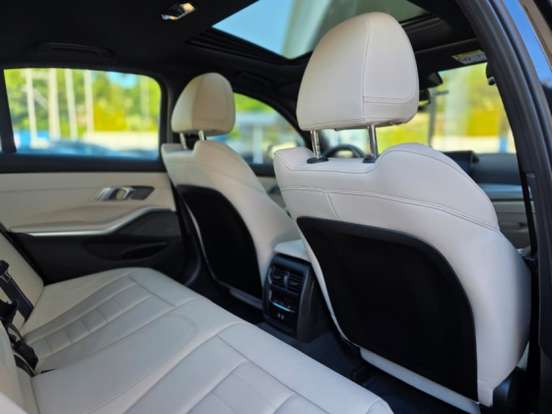 BMW-330e-2024