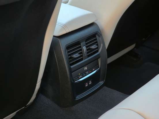BMW-330e-2024