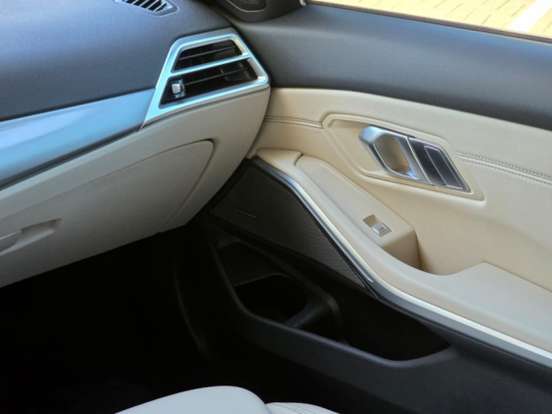 BMW-330e-2024