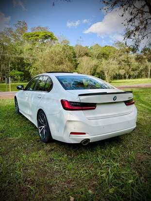BMW-320i-2023