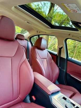 BMW-320i-2023