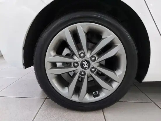 HYUNDAI-I30-1.8 MPI 16V GASOLINA 4P AUTOMATICO HYUNDAI-I30-2015
