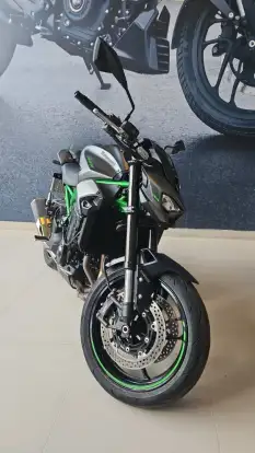 KAWASAKI-Z900-2025