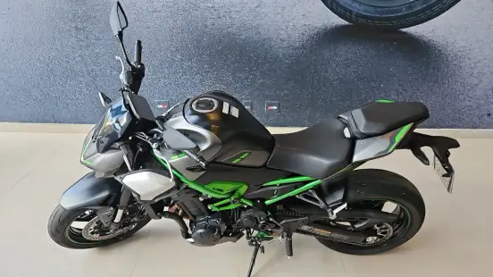 KAWASAKI-Z900-2025
