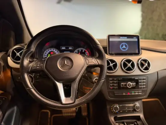 MERCEDES-BENZ-B 200-1.6 SPORT TURBO GASOLINA 4P AUTOMÁTICO MERCEDES-BENZ-B 200-2013