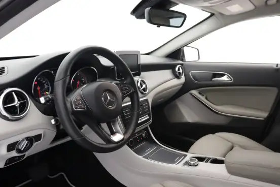 MERCEDES-BENZ-GLA 200-2019