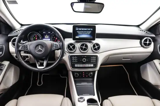 MERCEDES-BENZ-GLA 200-2019