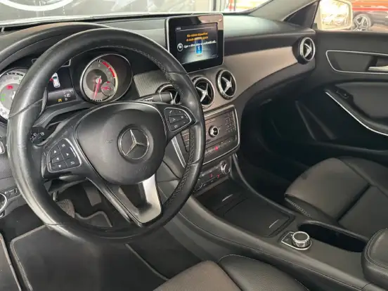 MERCEDES-BENZ-GLA 200-2016