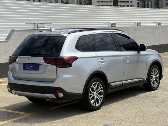 MITSUBISHI-OUTLANDER-2.0 16V GASOLINA 4P AUTOMÁTICO MITSUBISHI-OUTLANDER-2015