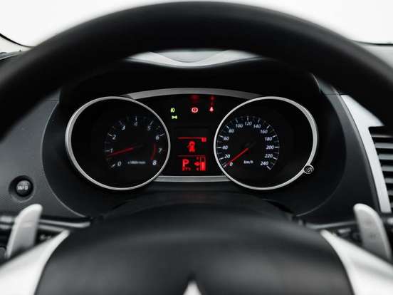 MITSUBISHI-OUTLANDER-2012