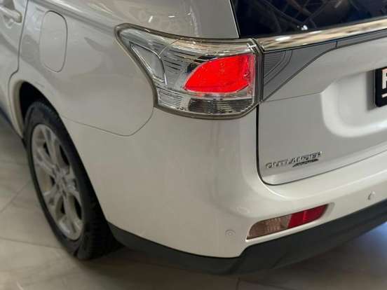 MITSUBISHI-OUTLANDER-3.0 GT 4X4 V6 24V GASOLINA 4P AUTOMÁTICO MITSUBISHI-OUTLANDER-2015