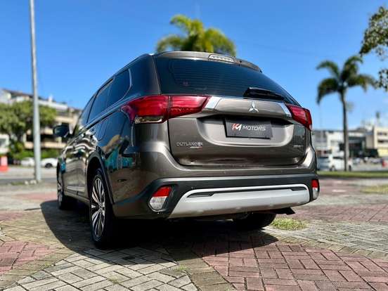 MITSUBISHI-OUTLANDER-2019