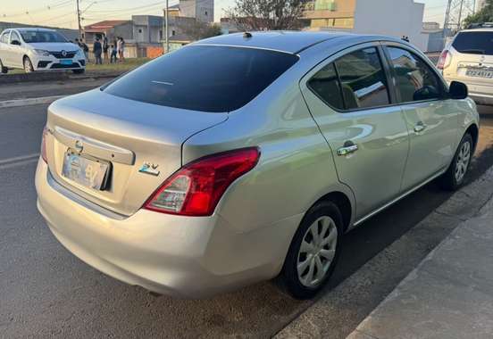 NISSAN-VERSA-2011