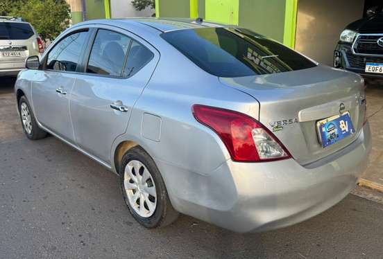 NISSAN-VERSA-2011