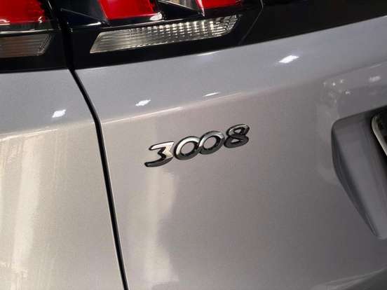 PEUGEOT-3008-2017