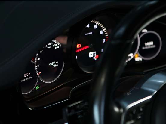 PORSCHE-PANAMERA-2016