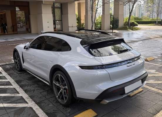PORSCHE-TAYCAN-2023