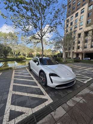 PORSCHE-TAYCAN-2023