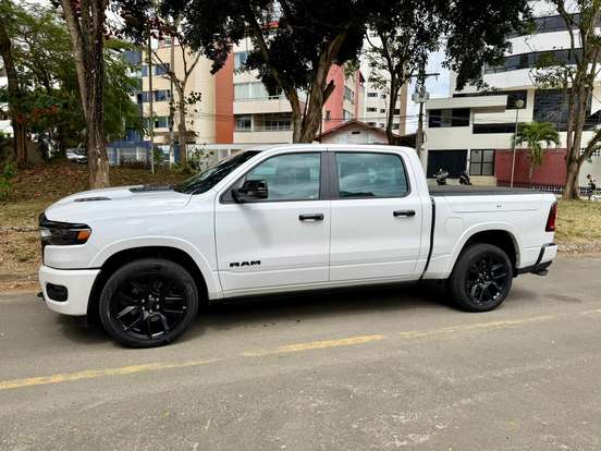 RAM-1500-3.0 HURRICANE 6 BITURBO GASOLINA LARAMIE NIGHT EDITION CD 4X4 AUTOMÁTICO RAM-1500-2024
