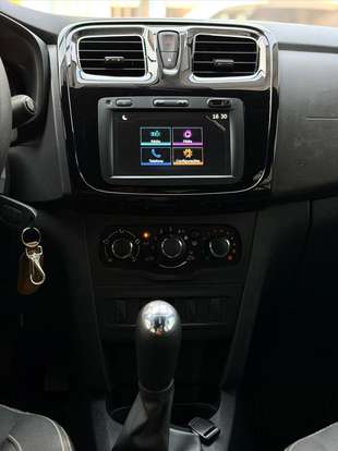 RENAULT-SANDERO-2021