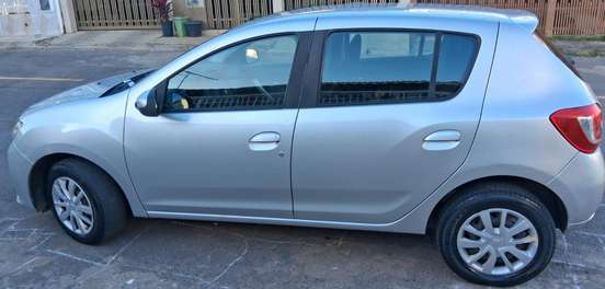 RENAULT-SANDERO-2015