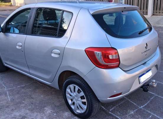 RENAULT-SANDERO-2015