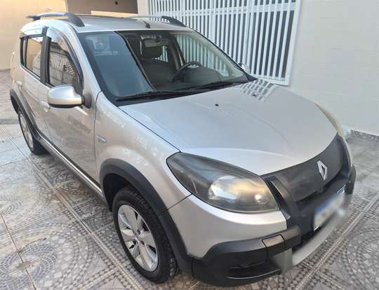 RENAULT-SANDERO-2013