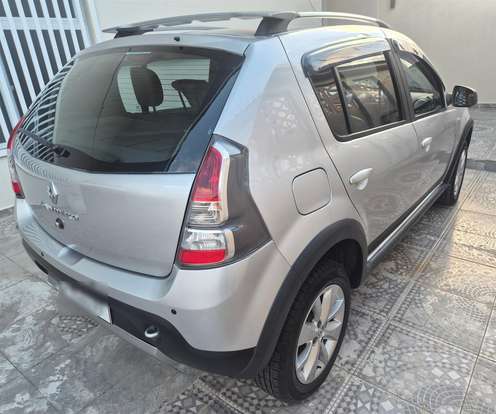 RENAULT-SANDERO-2013