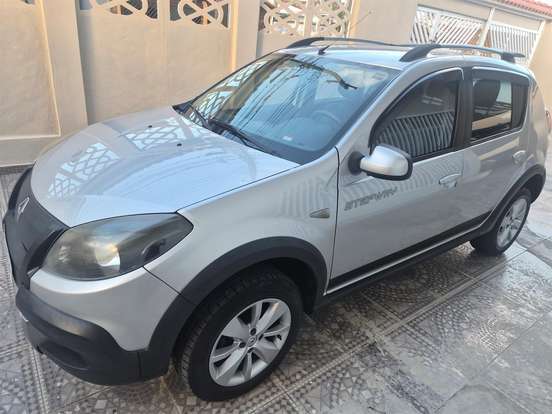 RENAULT-SANDERO-2013